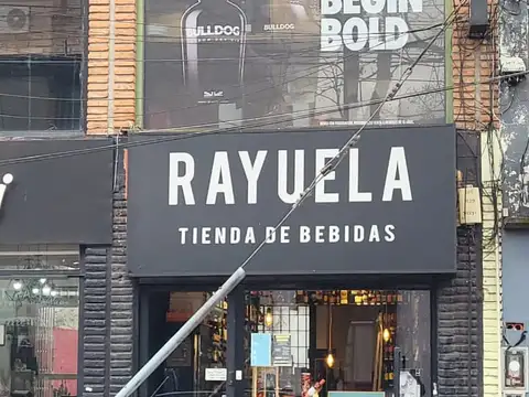 San Isidro Centro. Único Local en 2 Plantas a metros de Calle Belgrano. Gran Vidriera. con Patio.