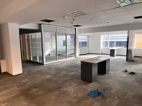 Oficina en Alquiler con 3 cocheras