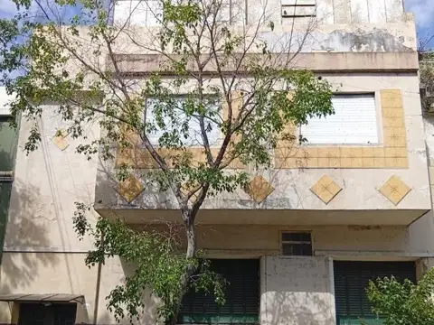 PH DE 4 AMBIENTES AL FRENTE CON TERRAZA, PARRILLA y QUINCHO