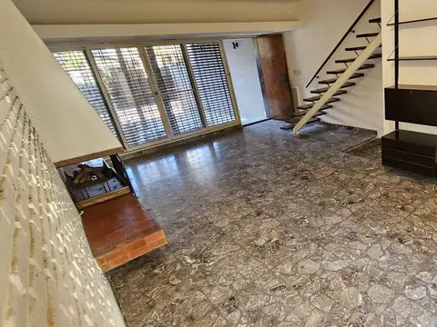 Casa en Alquiler con 2 cocheras