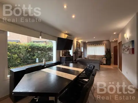 Casa en Venta con 3 cocheras