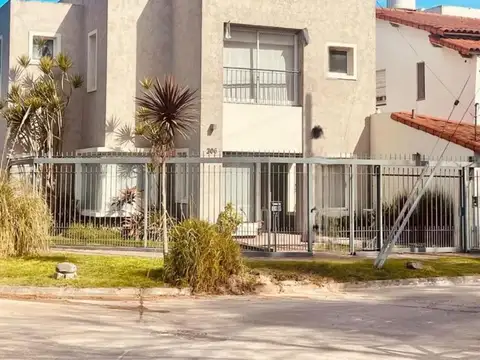 CASA EN DOS PLANTAS EN EXCELENTE ESTADO