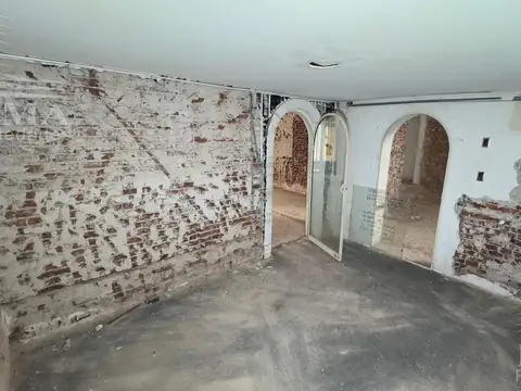 San Martin al 600 - Local 300m2 doble frente vidriado