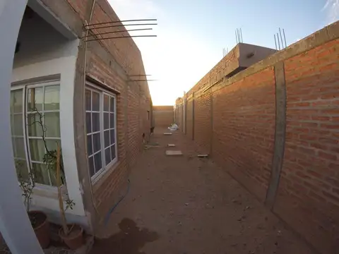 Casa en Alquiler con 3 cocheras