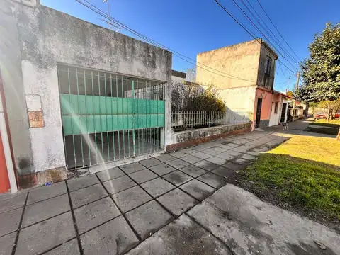Casa 3 dorm. con patio y cochera en Sta. Rita