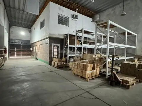 Galpón + oficinas en venta a una cuadra de Av. Freyre