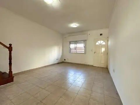 Triplex de 4 ambientes con patio y cochera