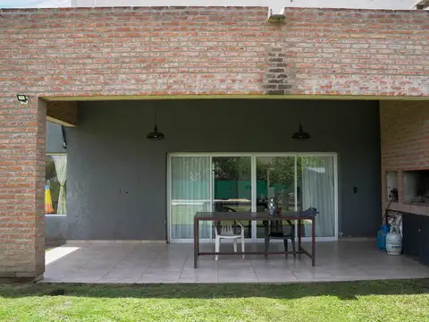 Casa 6 ambientes con 3 baños