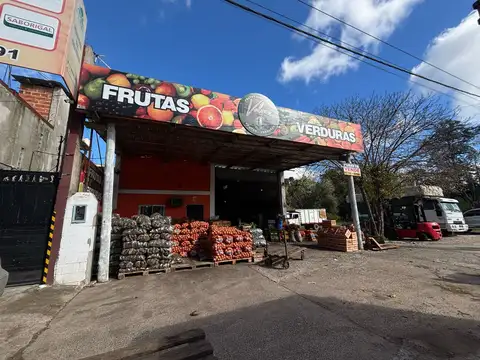 AMPLIO GALPÓN EN EXCELENTE ZONA COMERCIAL