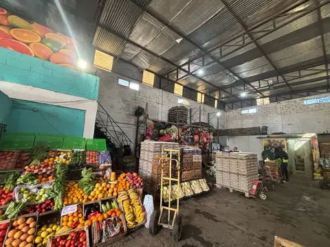 AMPLIO GALPÓN EN EXCELENTE ZONA COMERCIAL