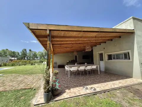 Casa 4 ambientes con 2 baños