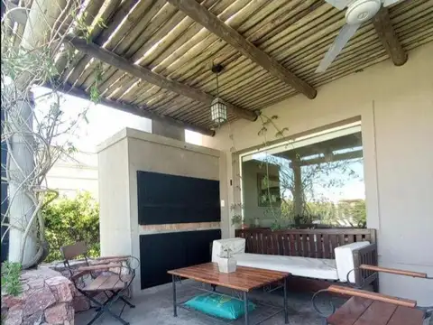 Casa 6 ambientes con 2 baños