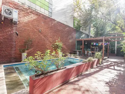 Casa con patio y piscina - 7 ambientes - Caballito