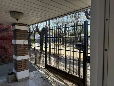 VENTA CASA-LOCAL 3 AMBIENTES CON PATIO Y COCHERA-APTO CREDITO- EN CRECIMIENTO COMERCIAL