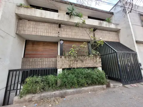 Casa para Remodelar en ABASTO 222 m2 Cub. Oportunidad, 7 Ambientes, Cochera Jardín