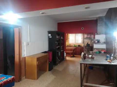 Casa 6 ambientes con 2 baños