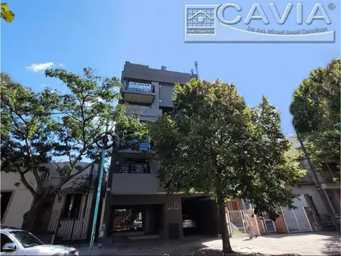 Monoambiente 4º piso cfte. con balcón corrido, 10 años de antiguedad, muy luminoso, con laundry.