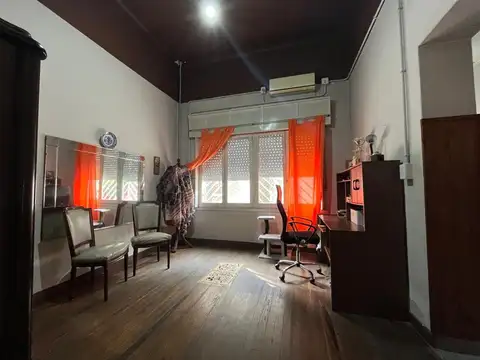 Casa de 2 Plantas, excel. ubicación. Flores CABA