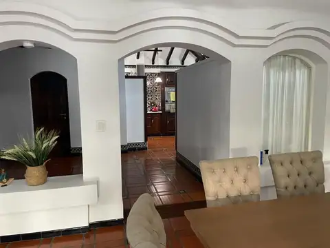 Casa 9 ambientes con 5 baños