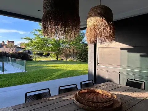 Casa en Venta con 3 cocheras