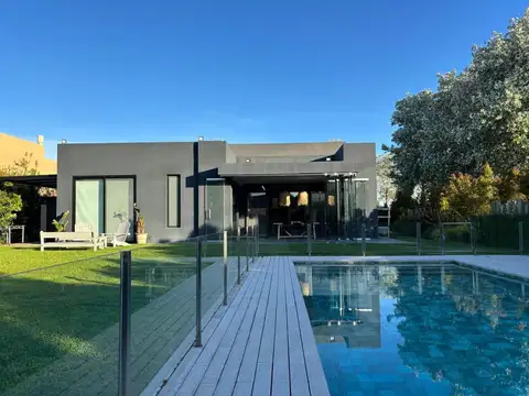 Casa 4 ambientes con 4 baños