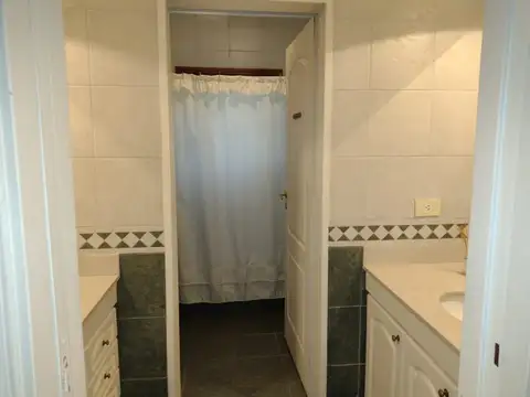 >>> Excelente en Impecable estado casa con muy buena orientación norte y pileta climatizada <<<