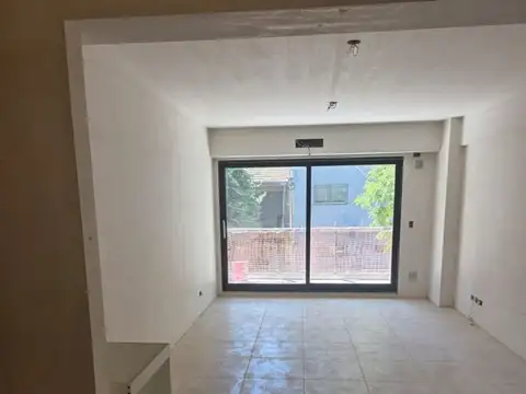 Excelente departamento en edificio de 9 pisos a estrenar. Se trata de un 1° piso al frente con balcón y patio, a pocas cuadras de Agronomía.  Cómodo, amplio y luminoso. Cocina a Gas, Termo eléctrico, Pre instalación de aires