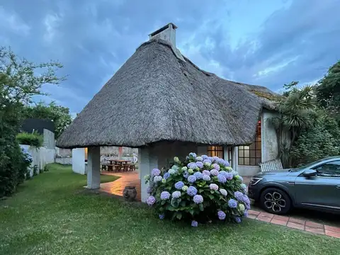 Casa en alquiler temporario 3 dorm y altillo en Pinares