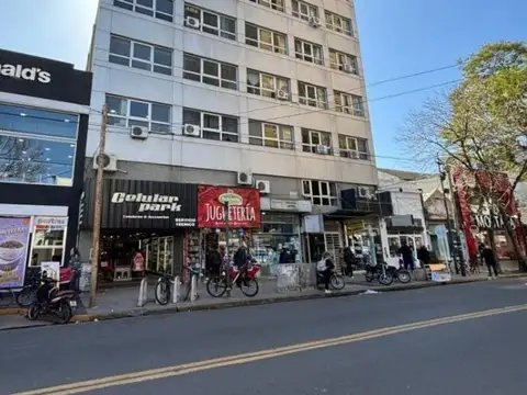 EN VENTA EN CASEROS CENTRO OFICINA DE 21M2 CON BAÑO Y COCINA SECTORIZADA - FICHA 10221