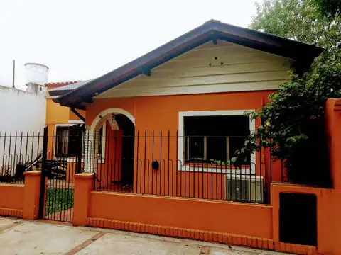 Casa Chalet 4 Ambientes con Pileta en Venta - Castelar Sur