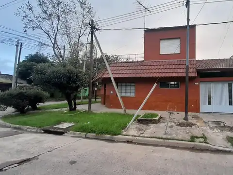 Casa en venta - 2 Dormitorios 1 Baño - Cochera - 181Mts2 - Lanús