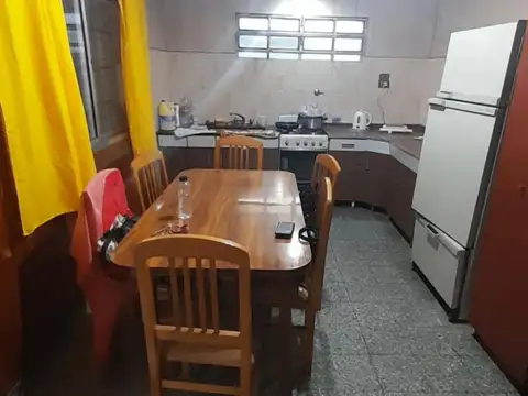 Casa en venta - 2 Dormitorios 1 Baño - Cochera - 181Mts2 - Lanús