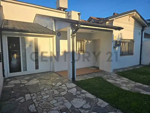 CASA VENTA 4 DORMITORIOS  5 AMBIENTES   BAÑOS EN SUITE  LUMINOSO LISTA PARA HABITAR