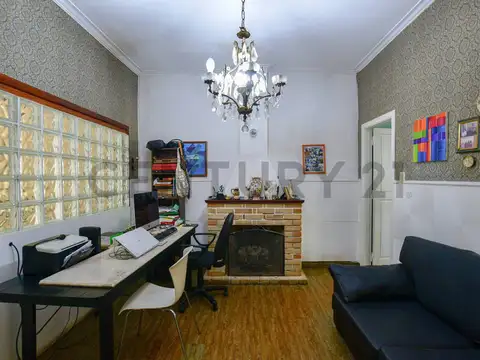 Casa 8 ambientes con 2 baños