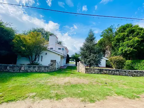 Casa 16 ambientes con 3 baños