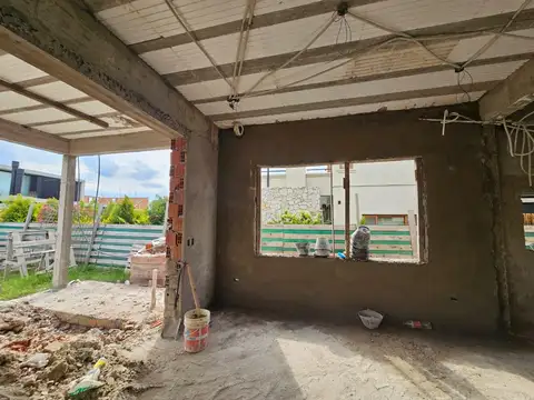 Casa en venta en Carpinchos, 4 dormitorios -escritorio -lote interno