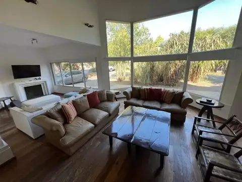 Casa en Venta con 7 cocheras