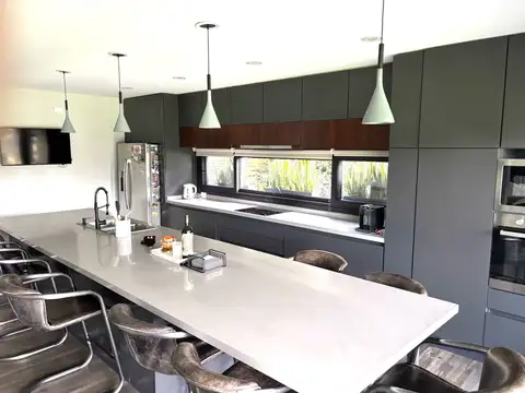 Casa en Venta con 2 cocheras