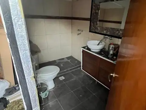 Casa 8 ambientes con 2 baños