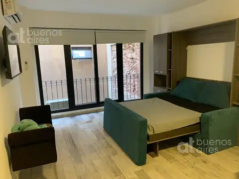 Av. San Juan al 400, esquina Defensa