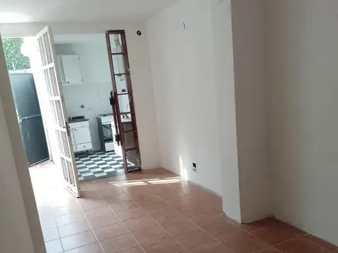 IMPECABLE  EN VENTA DPTO DE PASIILLO DE 2 DORMITORIOS   CON PATIO Y BALCON 