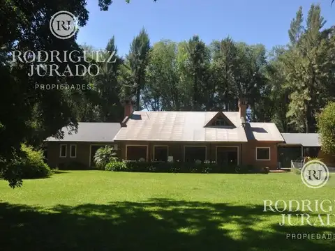 Casa 8 ambientes con 4 baños