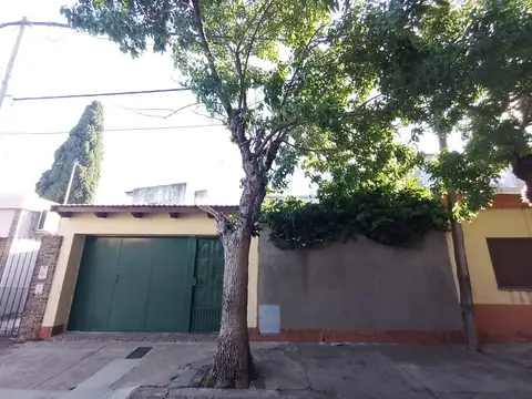 VENTA-PERMUTA Casa un dormitorios, patio y cochera. Barrio Sarmiento