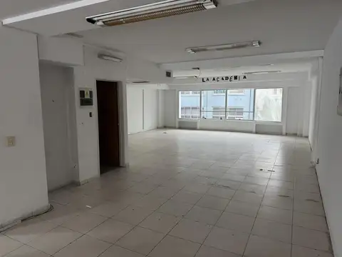 Oficina 12 ambientes con 2 baños