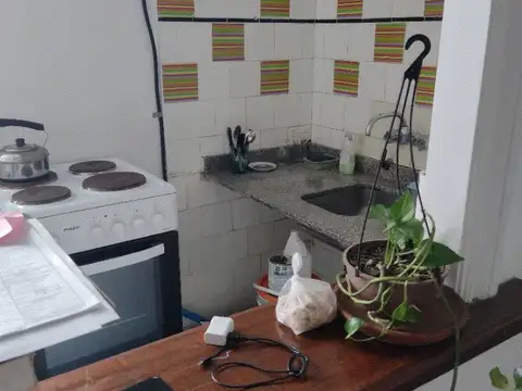 1 1/2 ambiente al frente. Por escalera. Excelente estado