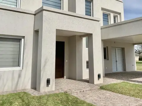 Casa 4 ambientes con 4 baños