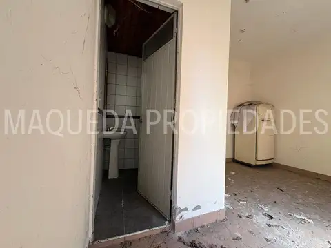 CASA C/ENTRADA PARA VARIOS AUTOS, QUINCHO Y LOCAL ¡ REBAJADO !