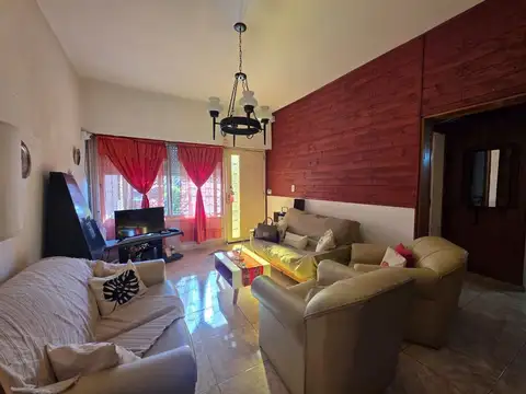 VENTA CASA MULTIFAMILIAR EN EL PALOMAR CON PILETA