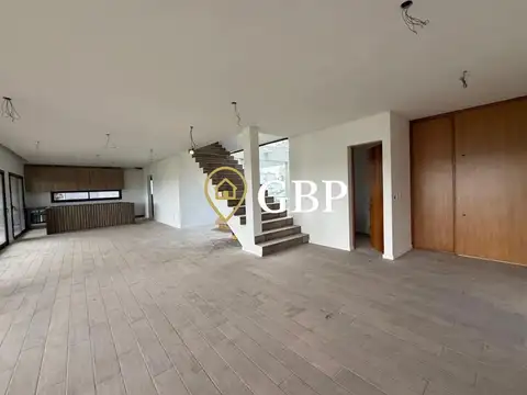 Casa 4 ambientes con 4 baños