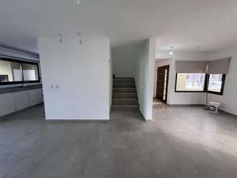 Casa 4 ambientes con 2 baños